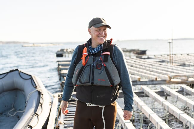 un hombre de pie sobre una plataforma flotante en el océano