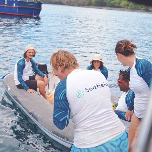 Grupo de pesquisadores embarcando em um bote