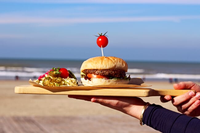 Una hamburguesa en un pan.