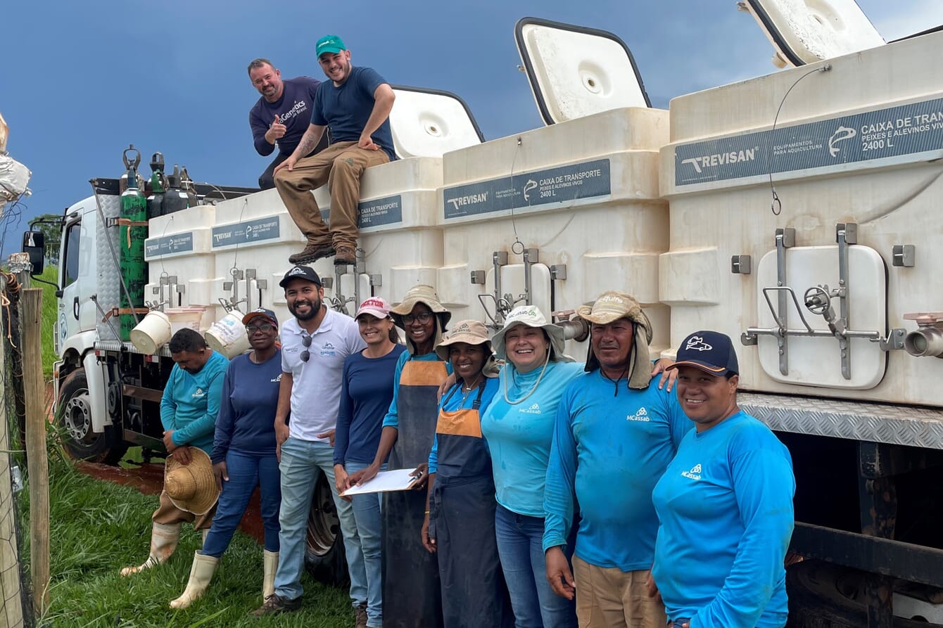 Personas de pie junto a un vehículo de reparto de pescado.