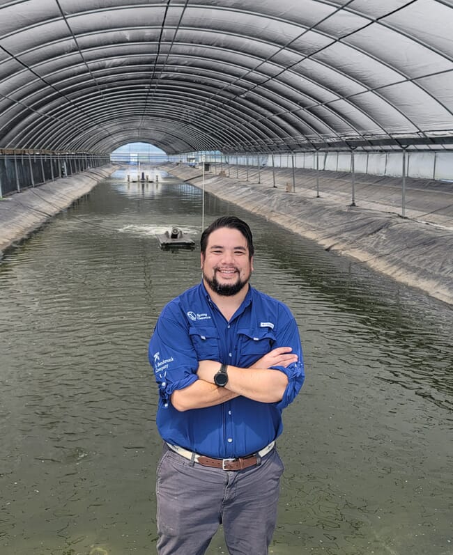 Homem em frente a uma lagoa coberta