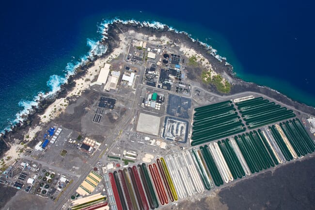 Vista aérea de um cluster de pesquisa e produção de aquicultura em terra.