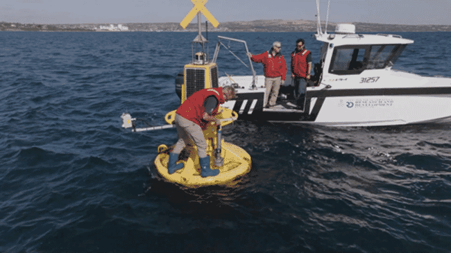 Sensor de agua CSIRO en el agua con técnicos y barco