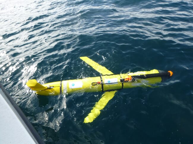 Dispositivo amarillo en forma de cohete bajo la superficie del agua
