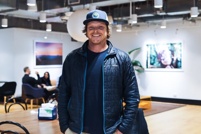 Retrato de un hombre con gorra de béisbol