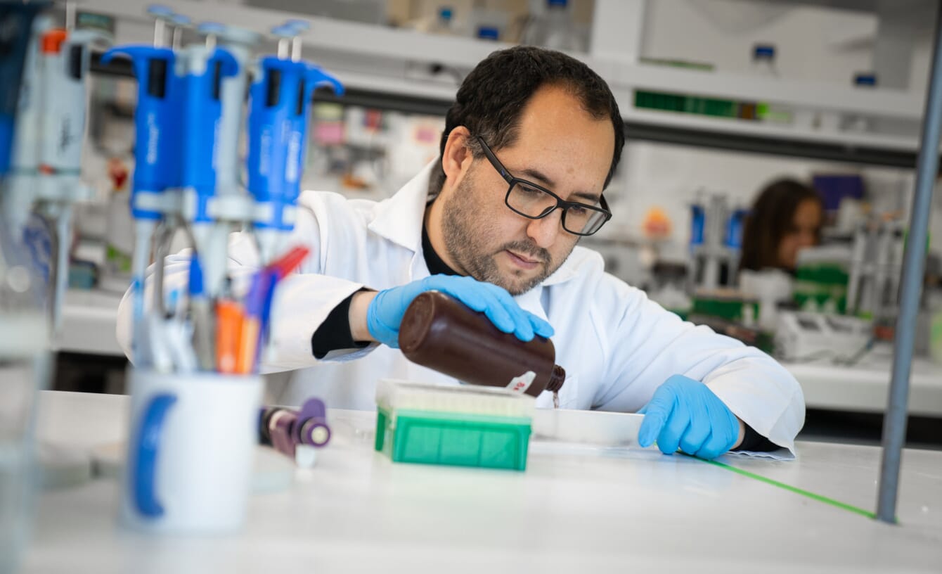 Pessoa trabalhando em um laboratório