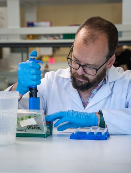 Pessoa trabalhando em um laboratório