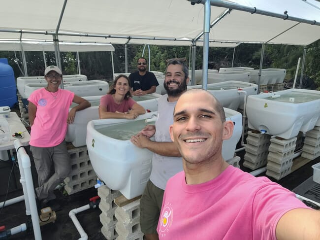 Grupo de personas sonriendo a la cámara