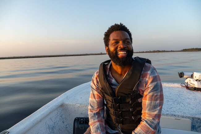 Um homem em um barco.