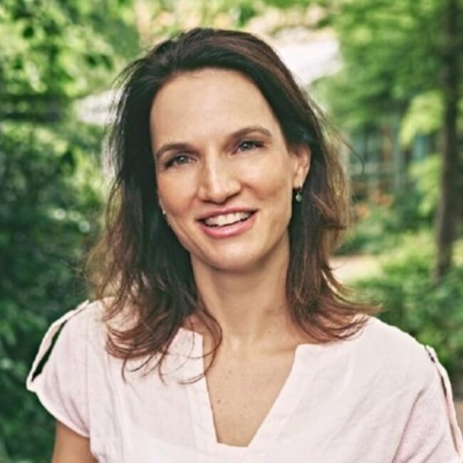 A headshot of a woman.