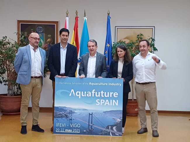 Organizadores do Aquafuture Spain fazendo uma apresentação.