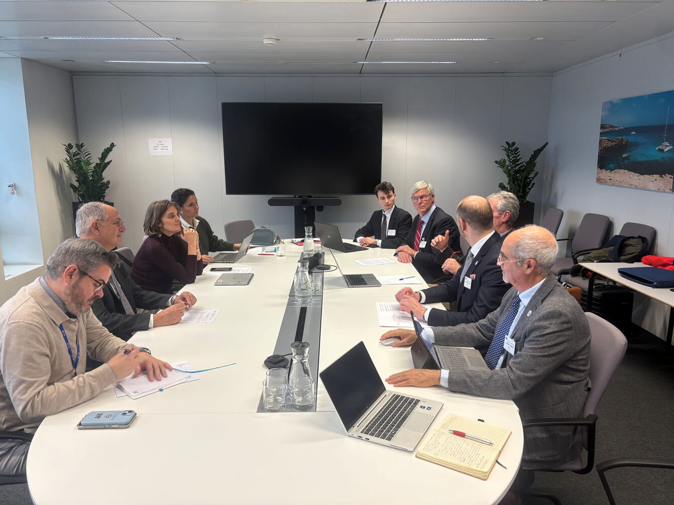 A group of representatives of the aquaculture sector around a table leading discussions.