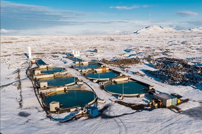 Vista aérea da fazenda de peixes na neve