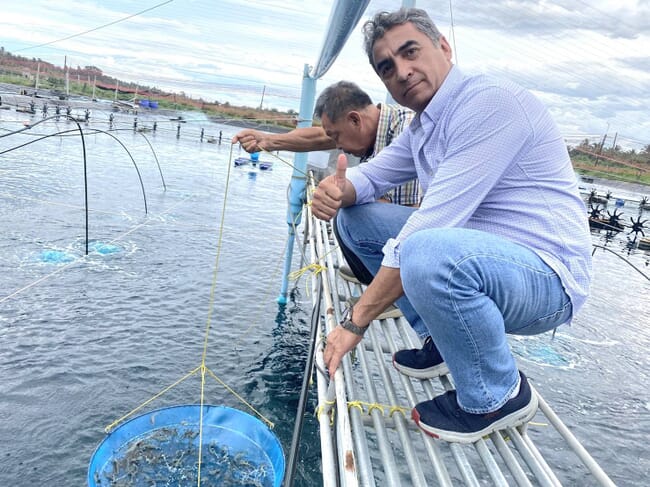 Mauricio Castillo with shrimp farmer