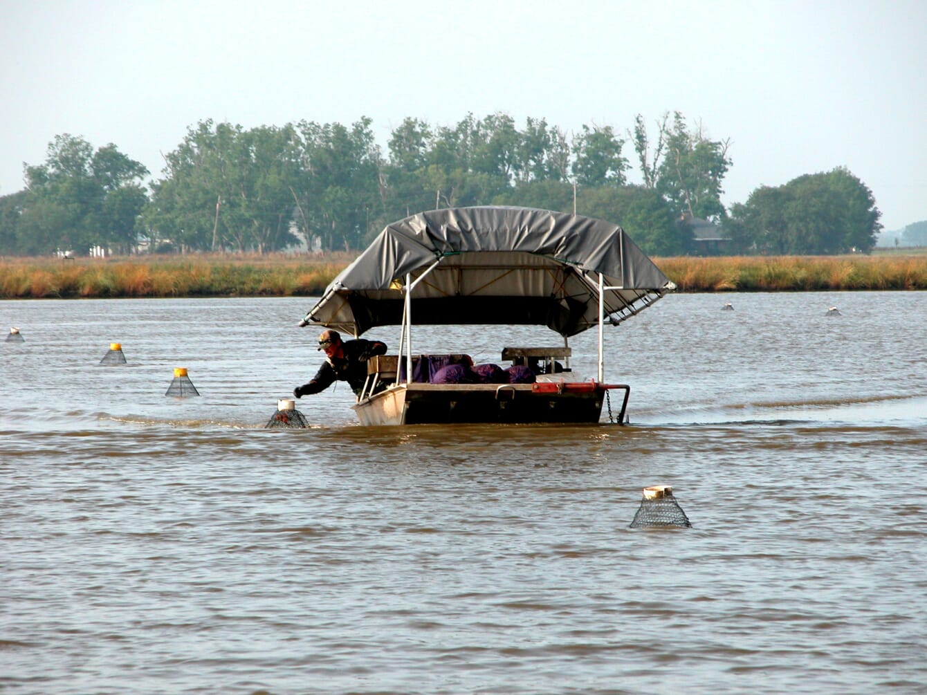 Uma pessoa em um barco.