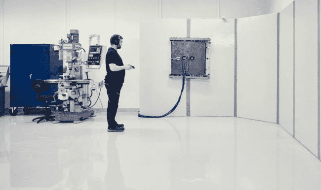 um homem testando um dispositivo em um laboratório