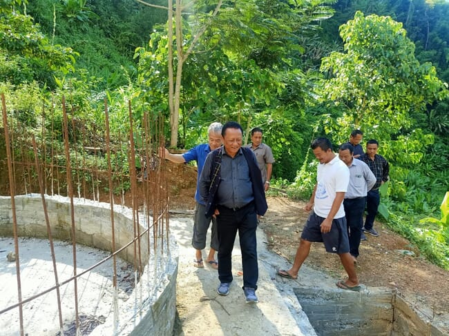 hombres en una granja