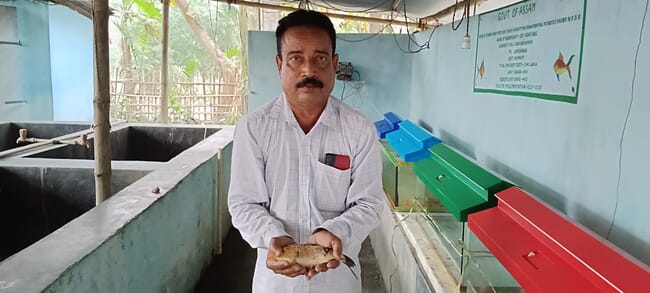 Um homem segurando um peixe.