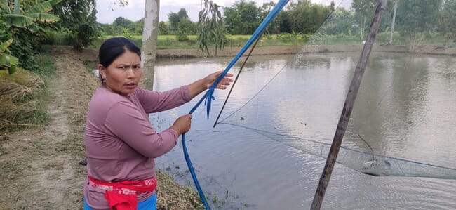 una mujer tirando de una red