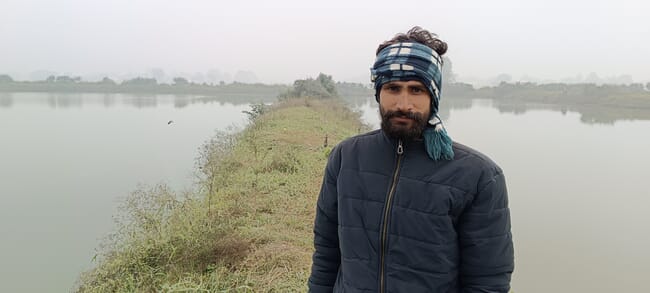 Un hombre posando para una foto.