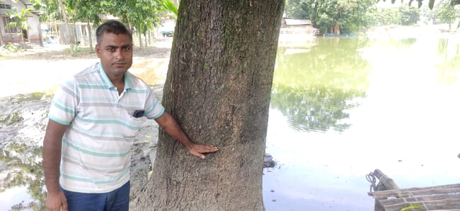 Amir-Talukdar-showing-where-the-water-level-had-reached-during-the-floods