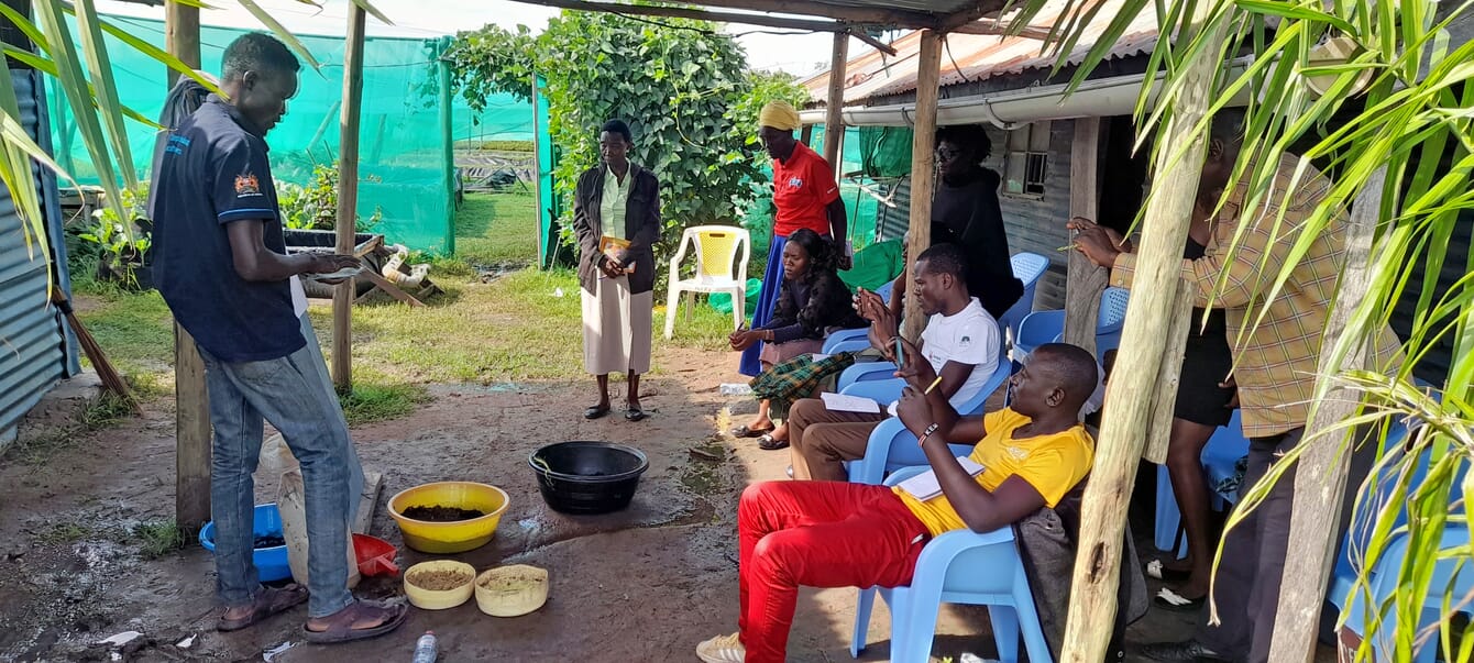 Grupo de agricultores em treinamento