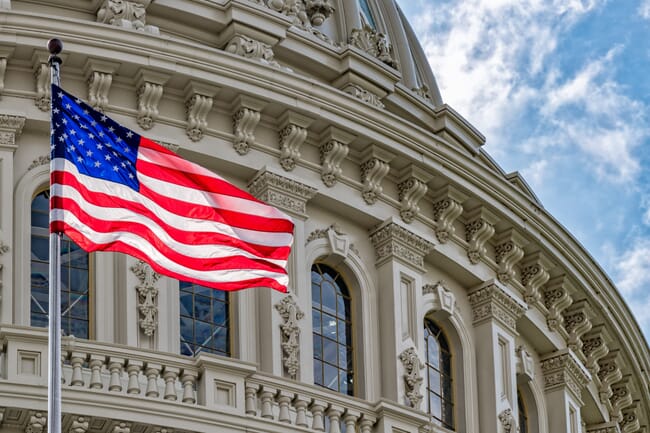 Bandeira americana hasteada em frente ao prédio do Capitólio dos EUA.