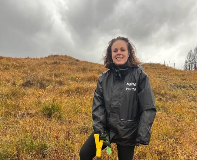 A vice-primeira ministra Kate Forbes plantando árvores.