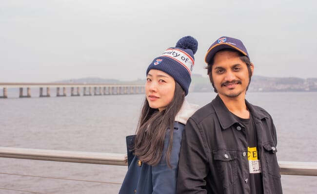 Dos personas frente al estuario del Tay