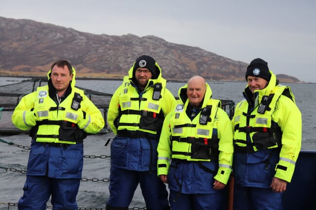 Um grupo de criadores de salmão da Escócia
