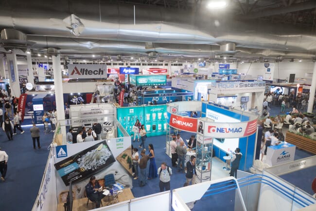 Estandes de exposição em uma conferência de aquicultura.