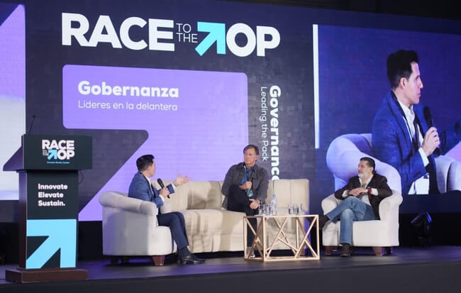 Um painel de discussão na Race to the Top.