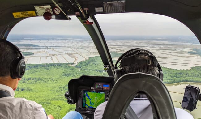 Vista da paisagem a partir do cockpit de um helicóptero