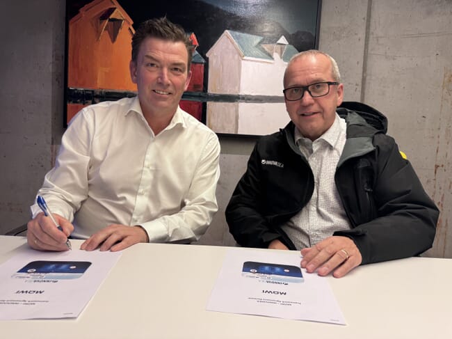 Arnt Mjøen and Tim Stone signing agreement.