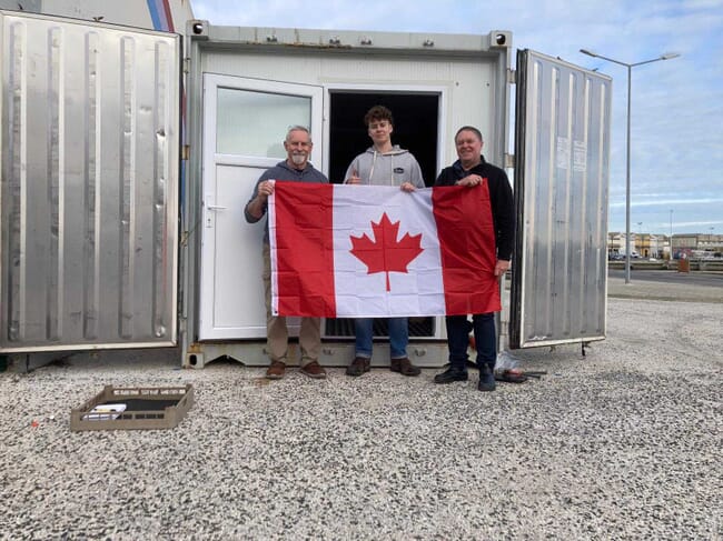 El equipo de Clean Valley sostiene la bandera canadiense.