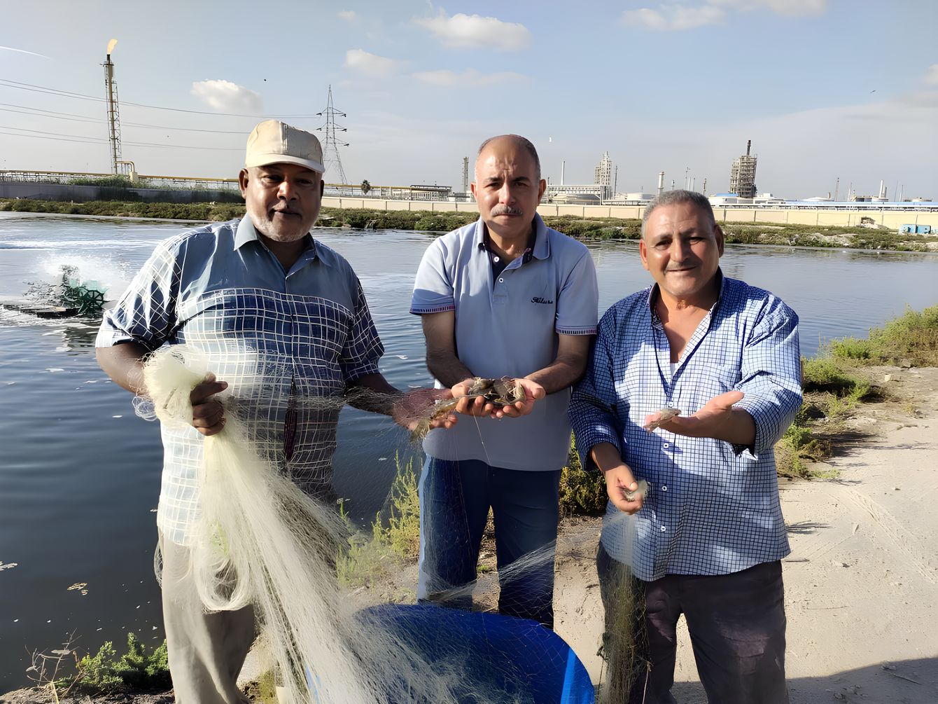 Três homens com uma rede em frente a uma lagoa.