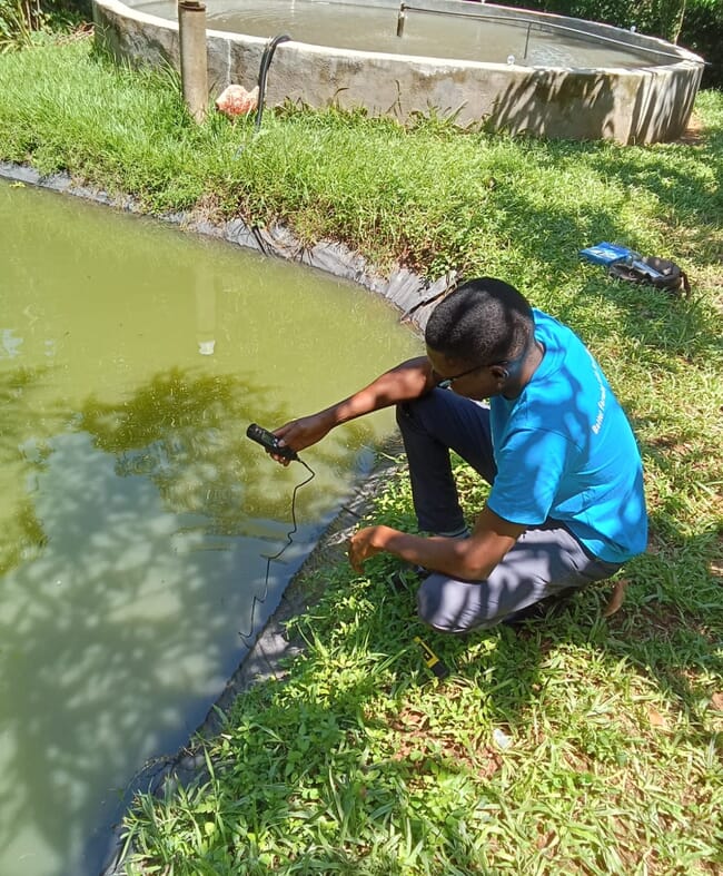 Un hombre analizando la calidad del agua.