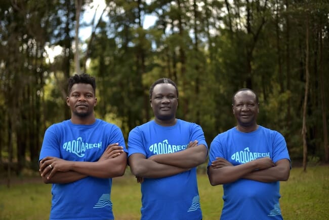 tres hombres con camisetas azules