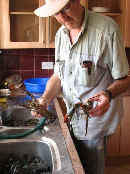 Hombre sosteniendo un cangrejo de río