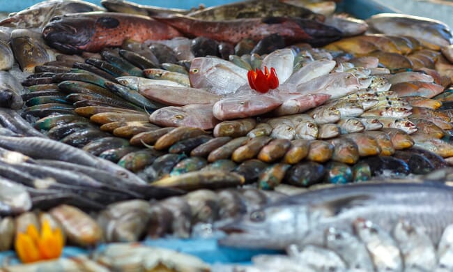 Um mercado de frutos do mar.