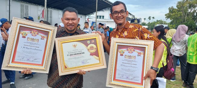 regal springs award certificates received by Agam Sinaga Community Manager left and Hendra Syahputra HR right