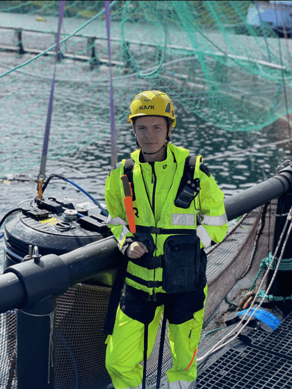 Hans Arne Frantzen em pé em um cercado de rede de aquicultura