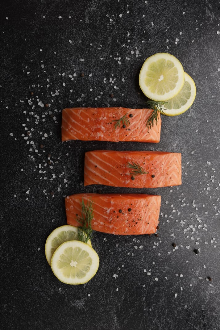 Filetes de salmón sobre un fondo negro