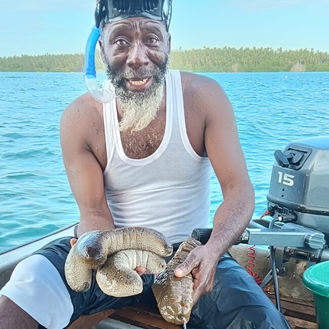 Un feliz cultivador de pepinos de mar en Tanzania.