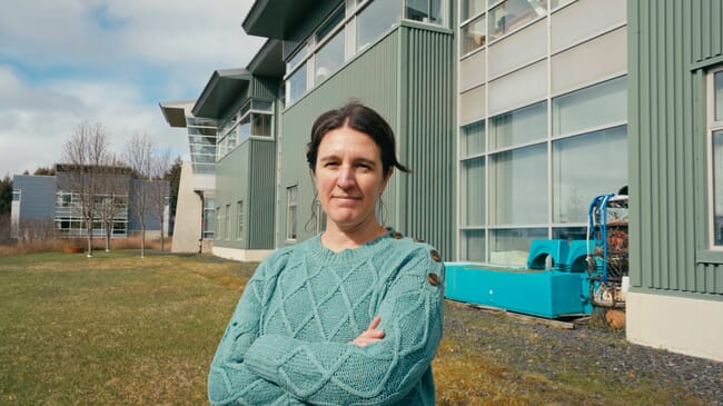 Alex Lefarrier, ecólogo supervisor de investigación en el Laboratorio Kodiak de la NOAA.