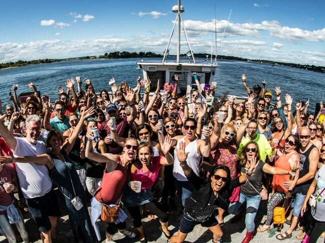 gente de excursión en barco