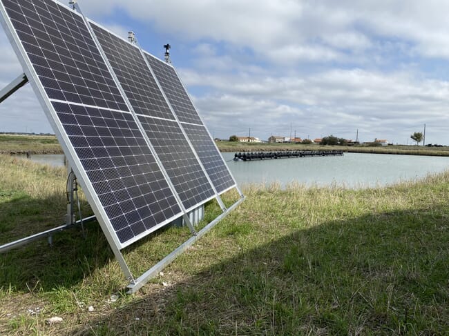 painel solar na margem de uma lagoa