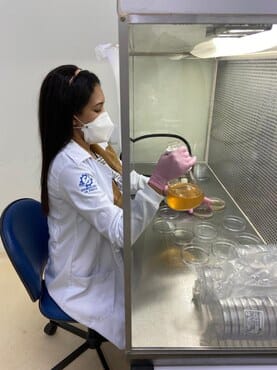 Daiane Vaneci da Silva conducting lab work