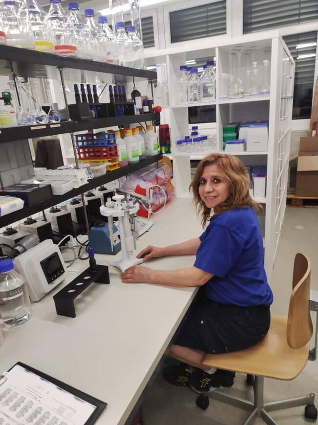 Janeth Chavez Zambrano sentada em um laboratório