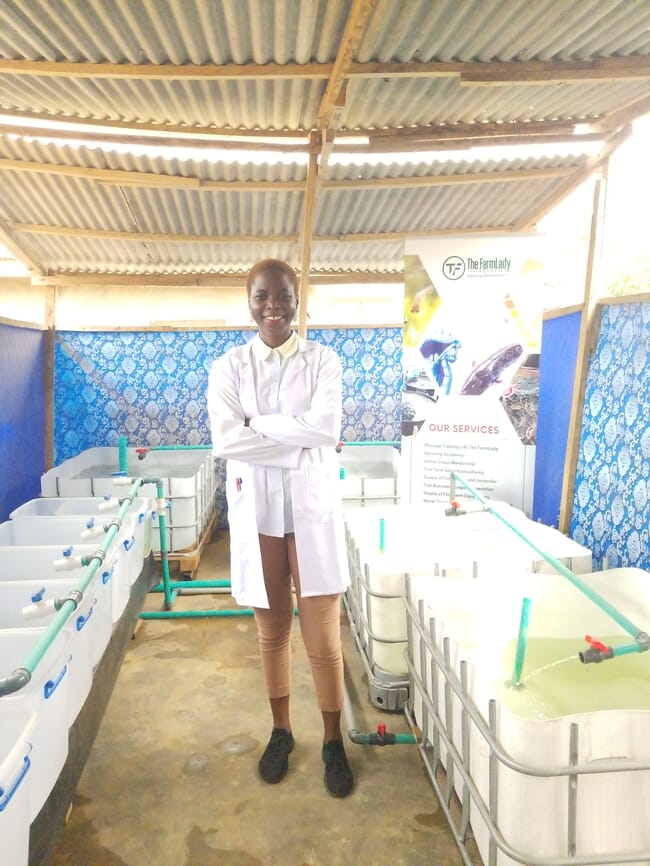 Oluwasikemi Olabisi em pé em um incubatório de bagres